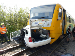 Vlak se na přejezdu srazil s osobákem. Dva dospělí zemřeli na místě, malá dívka je v kritickém stavu