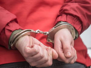 Devatenáctiletý kriminálník utrhl 'z hecu'  seniorce řetízek z krku chvíli poté, co odešel od soudu