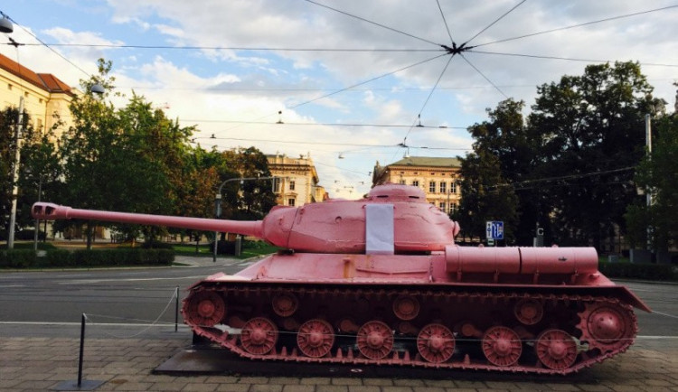 Růžový tank s bílými pruhy, zdroj: TOP O9