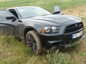 Řidič rozpoutal s policisty honičku po dálnici i po poli. Bál se, že přijde o řidičák