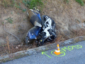 Motorkář zůstal po srážce zaklíněný pod autem, na místě zemřel