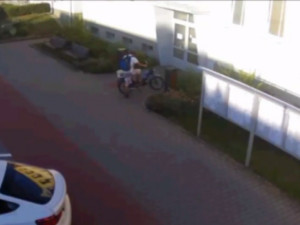 VIDEO: Zloděj ukradl babetu postavenou na ulici. Nepoznáte ho?