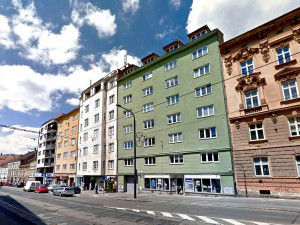 Na místě tragické smrti brněnského architekta vznikl pomník. Kolo zavěšené na lampě