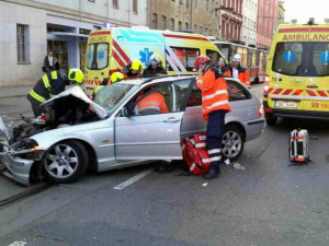 Na Cejlu se srazila šalina a dvě auta, dva lidé se zranili