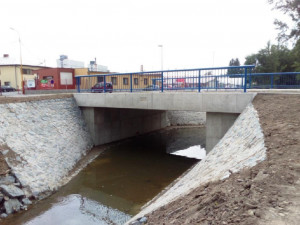 Břehy řeky Kyjovky spojil nový most