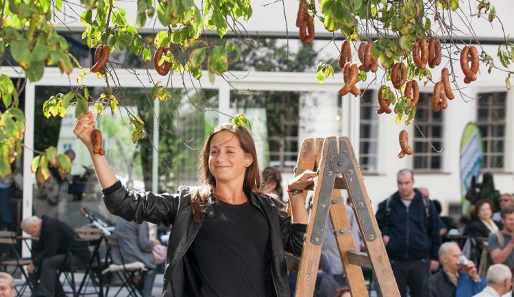 Klobásy na stromě při otevření Tržnice Brno