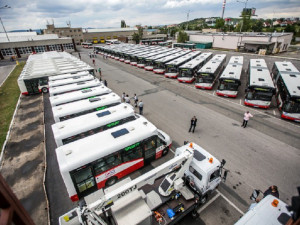 Dopravní podnik koupí dvacet tři autobusů a deset trolejbusů. Cestující si poprvé užijí klimatizaci