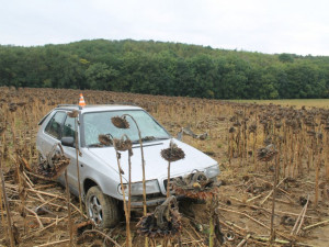 Opilý mladík zaparkoval svoji Felicii do pole. Poté z něj nedokázal odjet, tak se sebral a šel domů