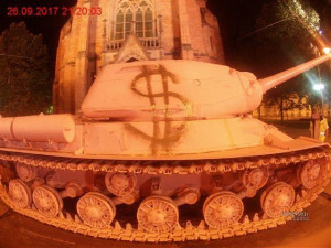Brno se v noci rozloučilo s růžovým tankem. Na odjezd vyfasoval zlatý symbol dolaru