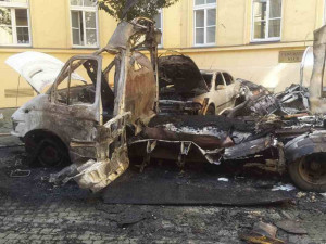 FOTO: Ohořelé automobily, rozbitá okna. Výbuch způsobil na rektorátu hotovou spoušť