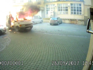 VIDEO: Brněnský strážník šel hasit auto v budově rektorátu. Těsně před ním vybouchla bomba