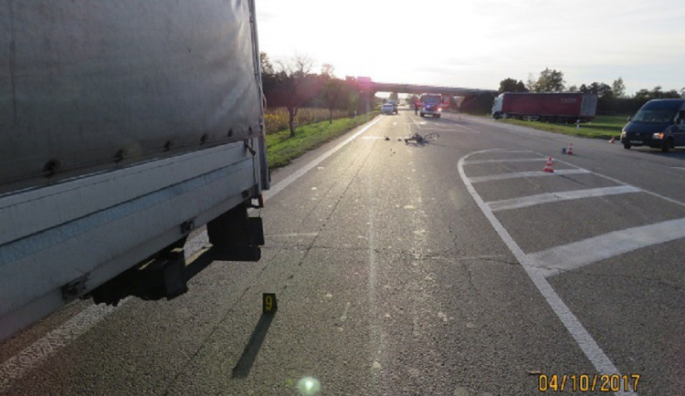 Řidič s náklaďákem přehlédl a srazil cyklistu, ten po převozu do nemocnice zemřel