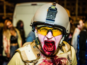 FOTO: Šílené pohledy, výstřely, krev a kusy lidských těl. Brnem se převalila vlna zombie