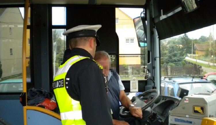 Policisté kontrolovali řidiče autobusů. Jeden nadýchal téměř celé promile