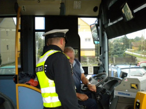 Policisté kontrolovali řidiče autobusů. Jeden nadýchal téměř celé promile