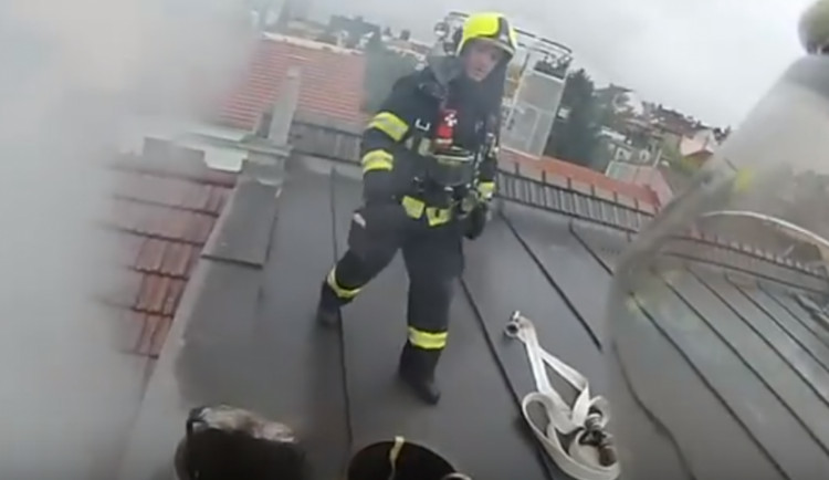 Před rokem hasiči zachránili z hořícího domu v Brně tři lidi. Požár vznikl kvůli varně pervitinu