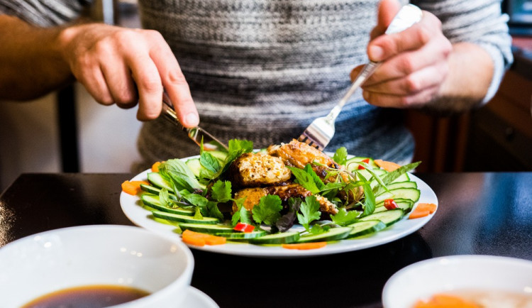 RECEPT: Vynikající kuřecí jarní závitky z domácí kuchyně Pho Ha Noi