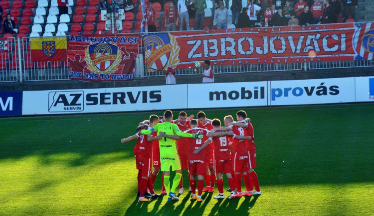 Zbrojovka při utkání se Slováckem
