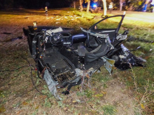 Řidič Audi vyjel ze silnice a narazil do stromu, na místě zemřel