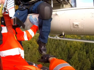 VIDEO: Unikátní video ukazuje záchranu transport lékaře a zraněného do vrtulníku