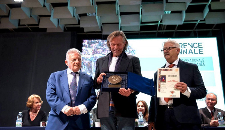 Jiří Netík si přebírá cenu