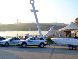 Brněnští strážníci rozšířili svou výbavu o moderní motorový člun i Škodu Kodiaq