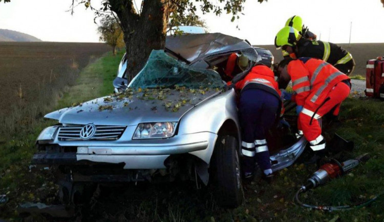 Poblíž Sentic na Brněnsku včera po nárazu do stromu zemřel devatenáctiletý řidič