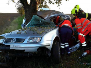 Poblíž Sentic na Brněnsku včera po nárazu do stromu zemřel devatenáctiletý řidič