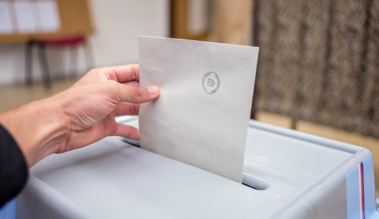Hlasy jsou sečteny. ANO drtivě vyhrálo, druhá je ODS, třetí Piráti, čtvrtý Okamura. ČSSD utrpělo fatální porážku