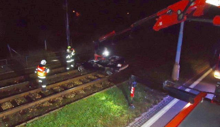 Řidič v Brně vlétl s autem do kolejiště. Vytáhnout ho museli hasiči