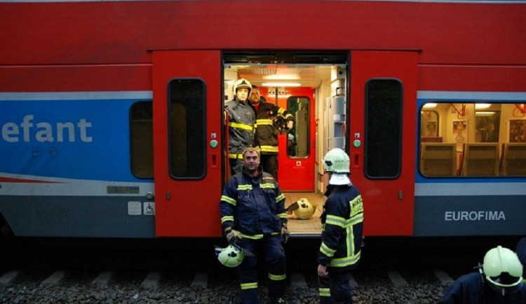 Ve vlaku do Brna někdo založil požár. Policisté prosí svědky o pomoc