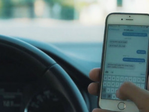 V Německu se mění zákony. Za mobil za volantem mastná pokuta, za honičku s policisty deset let