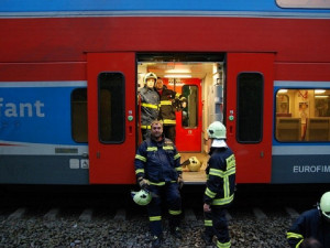 Ve vlaku do Brna někdo založil požár. Policisté prosí svědky o pomoc
