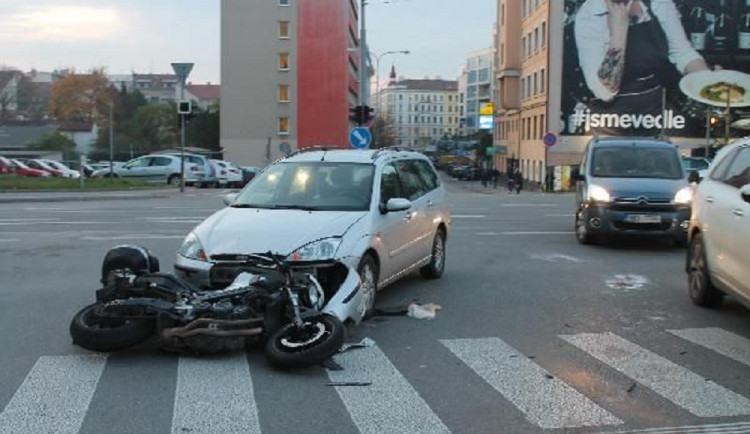 Řidič smetl v Brně motorkáře přímo před zraky policistů. Ti poskytli první pomoc a řídili dopravu