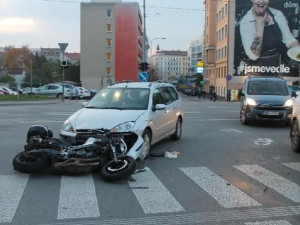 Řidič smetl v Brně motorkáře přímo před zraky policistů. Ti poskytli první pomoc a řídili dopravu