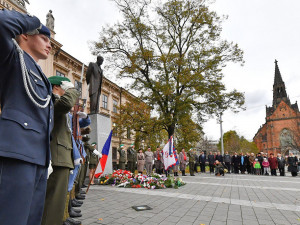 Lidé si u sochy Masaryka v sobotu připomněli vznik Československé republiky