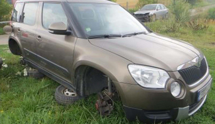 Drogově závislí manželé kradli naftu z benzínek a kola přímo ze zaparkovaných aut