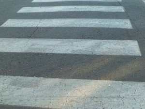 Matka s pětiletým synem přecházela po přechodu a srazilo je auto. Chlapeček je v nemocnici