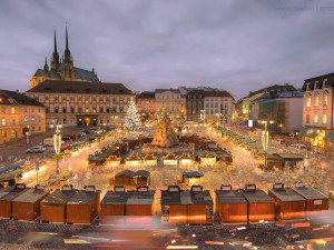 Vánoční trhy na jižní Moravě nabídnou širokou paletu gastro stánků, v Brně i Znojmě navíc kluziště