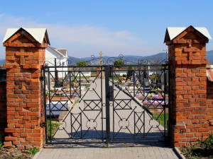 Zloděj ukradl bránu od hřbitova
