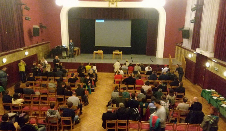 Dělnický dům těsně před začátkem debaty