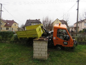 FOTO: Opilý muž bez řidičáku poslal náklaďák do stromu a plotu