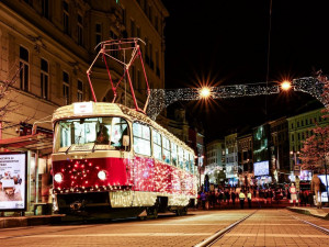 Do ulic v pátek poprvé vyrazí vánoční šalina. Zdobí ji téměř tři tisíce světýlek