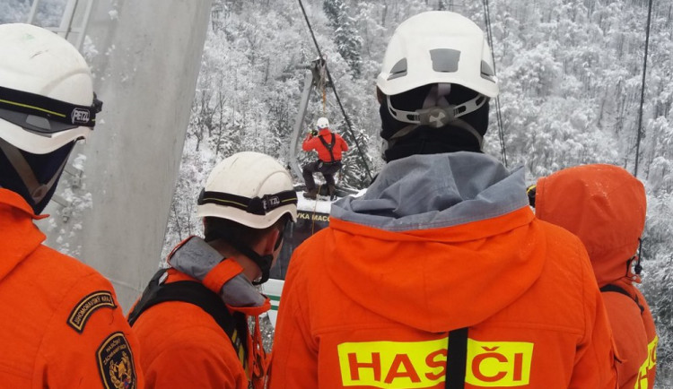 Na lanovce nad propastí se zasekli cestující, hasiči cvičili nebezpečnou situaci