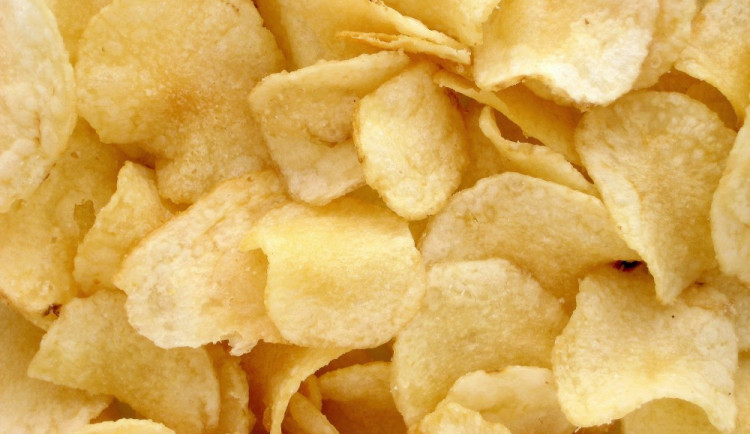 České chipsy jsou dražší a nezdravější než ty německé, chutnají ale lépe