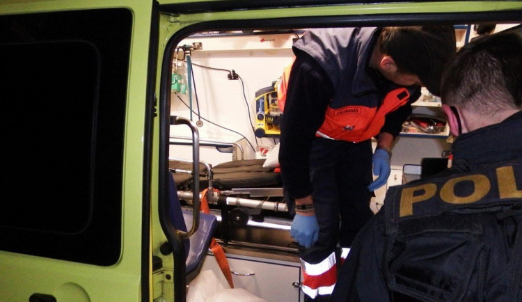 Řidič sanitky nadýchal přes jeden a čtvrt promile. Vezl přitom dva pacienty do nemocnice