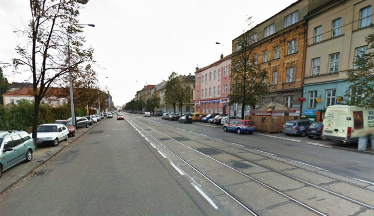 Namol opilý muž chodil se svým psem po kolejích na Štefánikově  a bránil šalinám i autům v jízdě