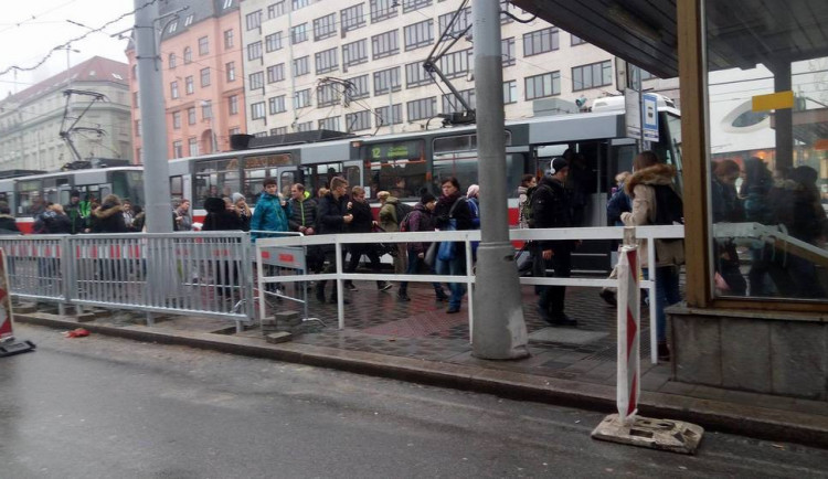 Chodci musí do podchodu, zkratka k hlavnímu nádraží už fungovat nebude