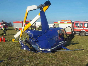 Za pád vrtulníku v Brně mohla patrně chyba pilota. Dva lidé se těžce zranili
