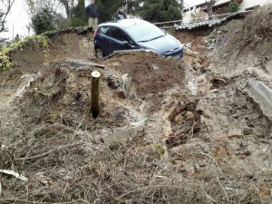 FOTO: V Brně prasklo potrubí a utrhl se kus svahu, vzal s sebou i dvě zaparkovaná auta